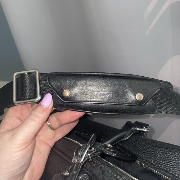 Tumi 16" Saffiano Leather Business Briefcase Commuter Messenger Bag Black Strap - Picture 16 of 16